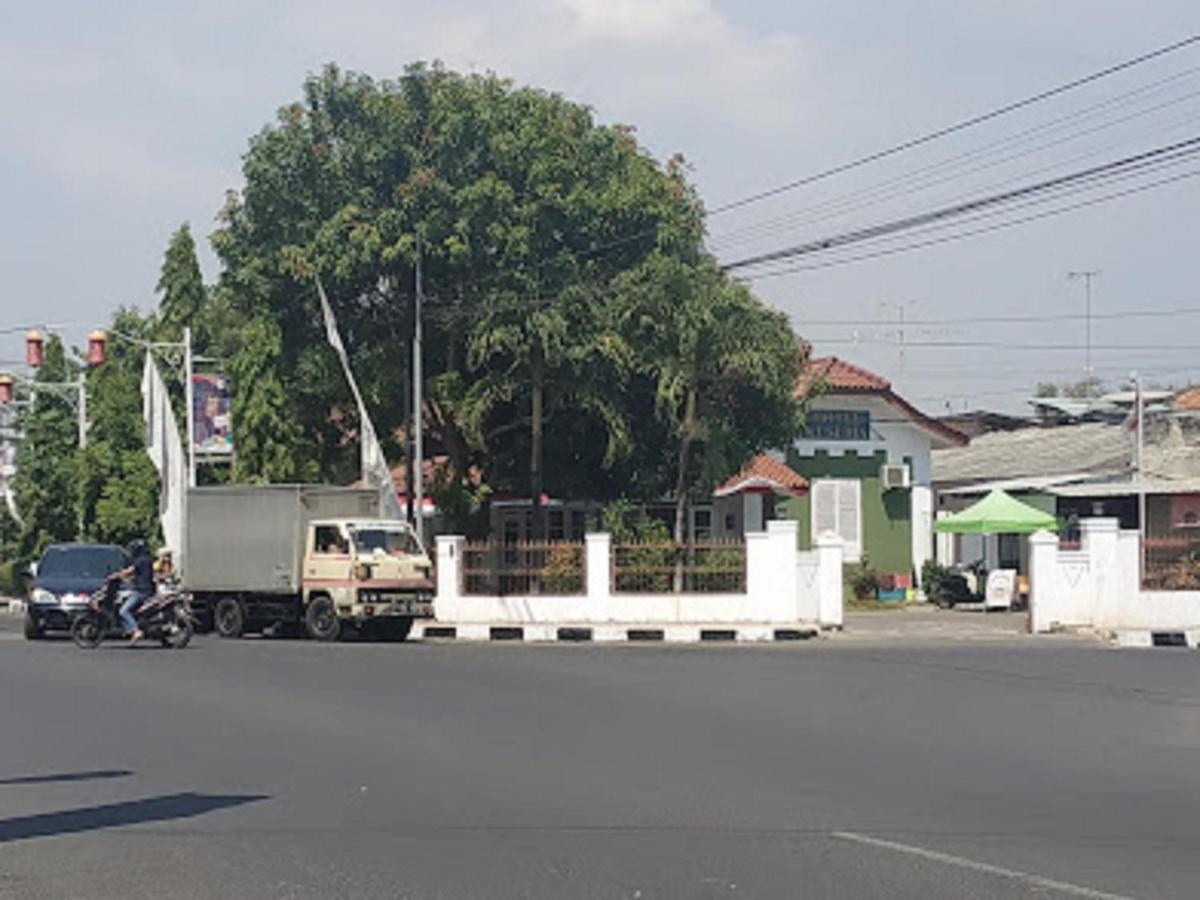 Oyo 90865 Hotel Kusuma Purwakarta Karawang Exterior photo