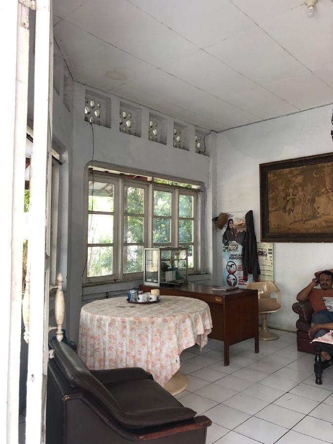 Oyo 90865 Hotel Kusuma Purwakarta Karawang Exterior photo