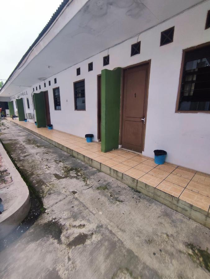 Oyo 90865 Hotel Kusuma Purwakarta Karawang Exterior photo