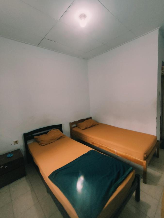 Oyo 90865 Hotel Kusuma Purwakarta Karawang Exterior photo