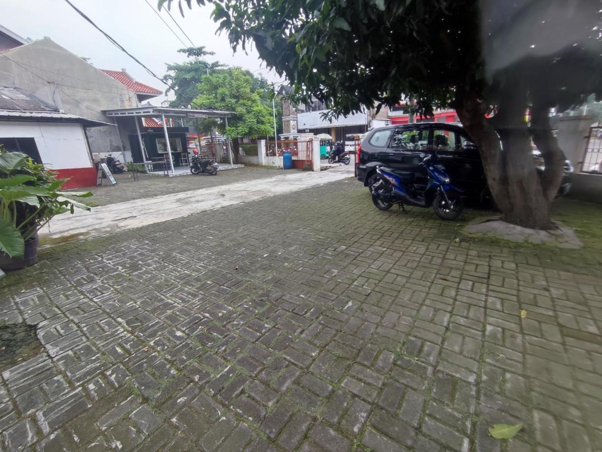 Oyo 90865 Hotel Kusuma Purwakarta Karawang Exterior photo